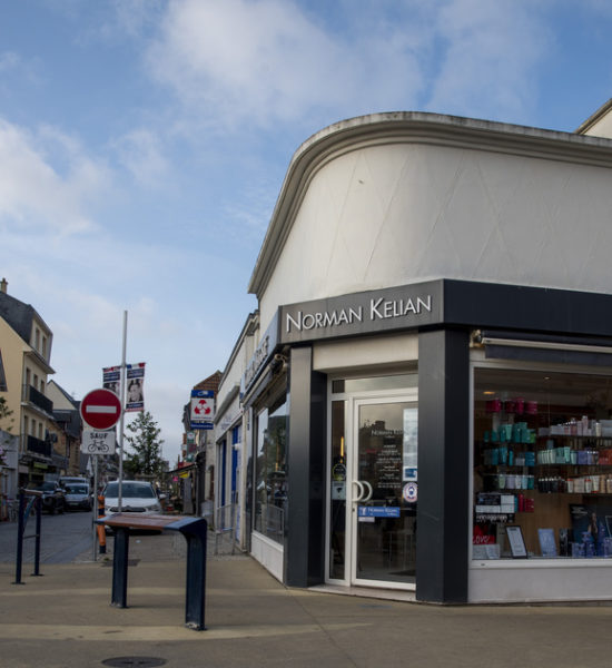 Salon coiffure facade Ouistreham